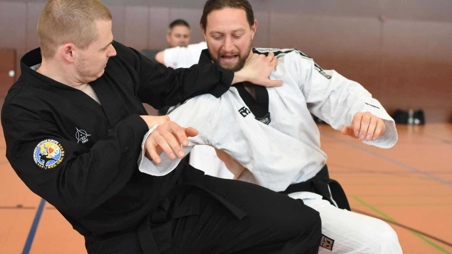René Knipschild (links) und Andreas Althaus (rechts) in Action beim Taekwondo Defense Seminar (2023)