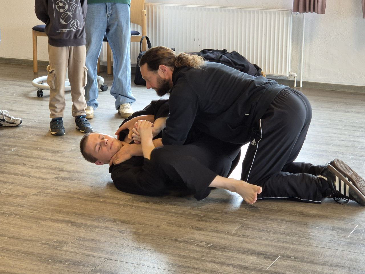 René demonstriert Verteidigung am Boden mit Andi René demonstriert Verteidigung am Boden mit Andi