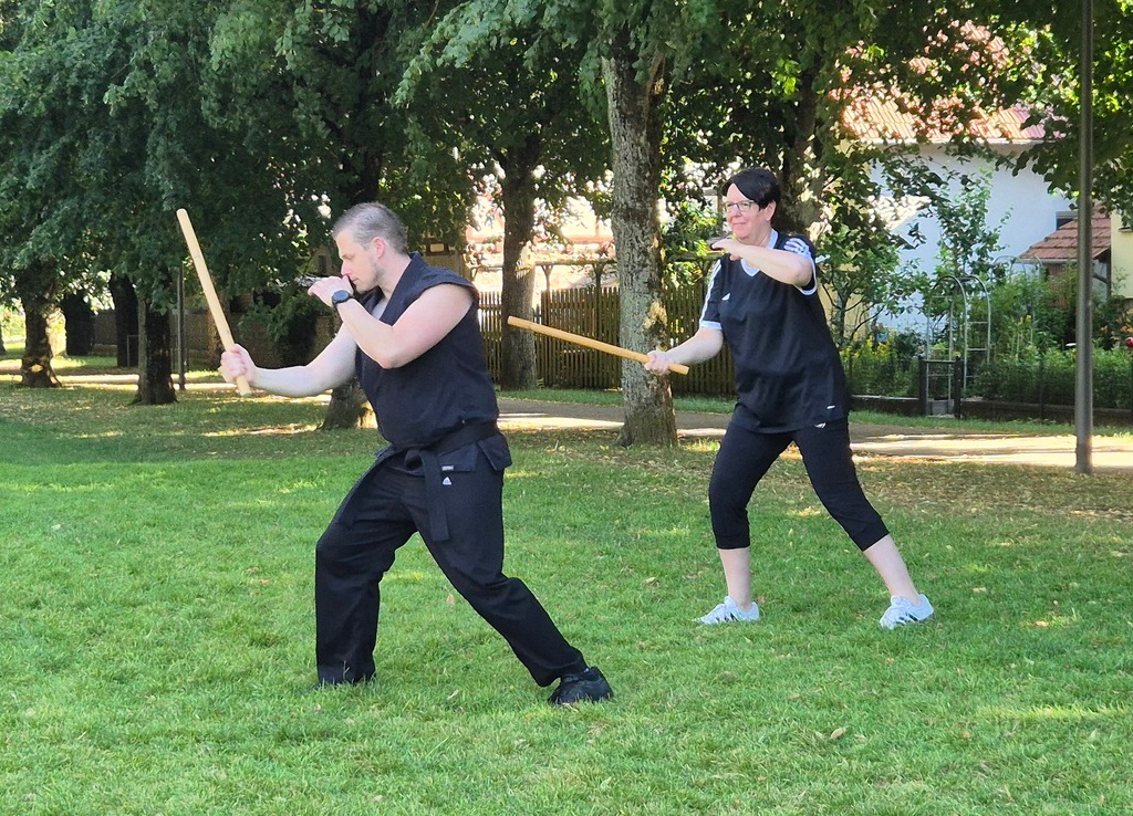 René zeigt Tanja erste Escrima-Bewegungen