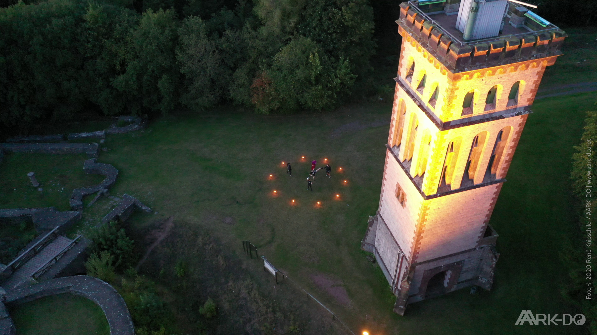 Luftaufnahme: Training im Fackelkreis auf dem Eisenberg vor dem Georg-Viktor-Turm im Jahr 2020