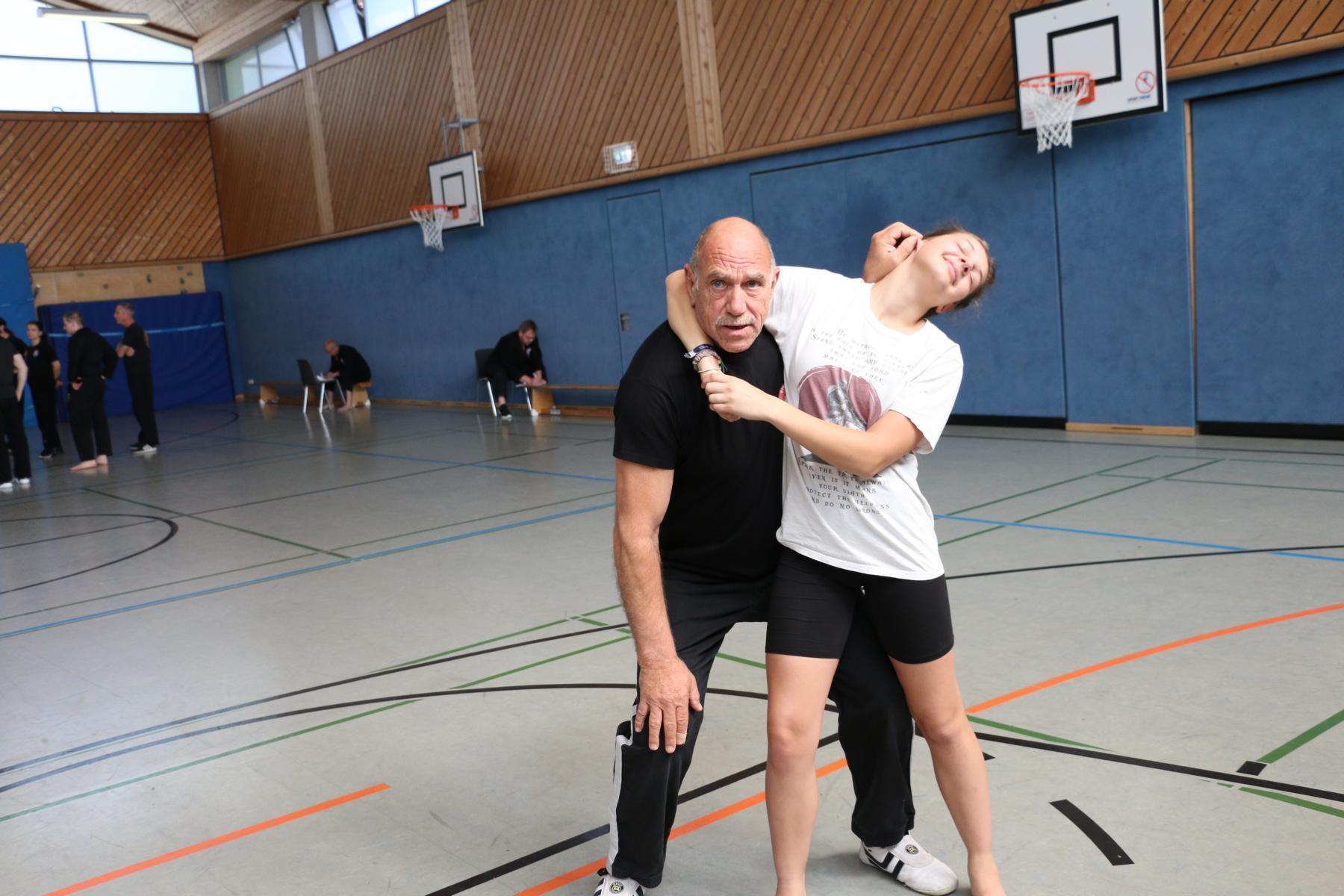 Paula trainiert bei Großmeister Kelly senior Paula trainiert bei Großmeister Kelly senior