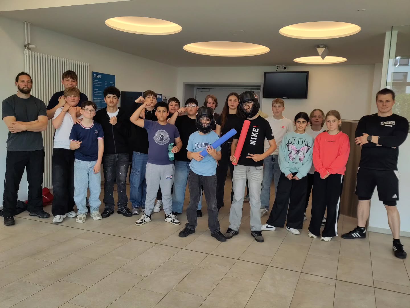 Andi und René mit ihrer Stickfight-Gruppe in der Sekundarschule Medebach Andi und René mit ihrer Stickfight-Gruppe in der Sekundarschule Medebach